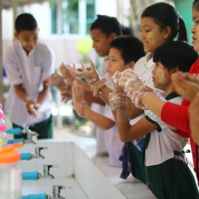 Dans l'un de nos stages, les enfants apprennent à se laver les mains pour éviter la propagation des maladies. Dans l'un de nos stages, les enfants apprennent à se laver les mains pour éviter la propagation des maladies.